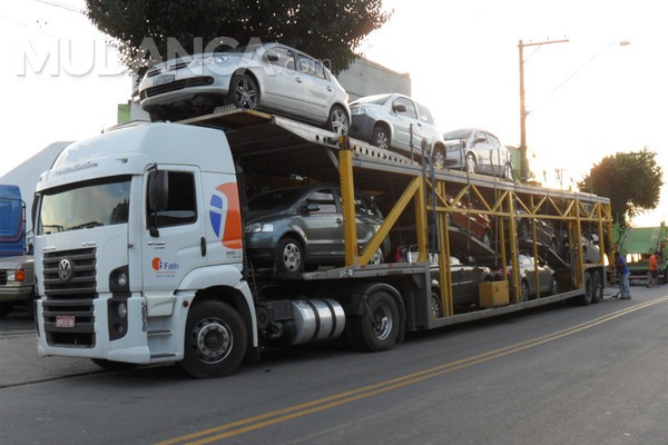 Entenda como é feito o transporte de veículos