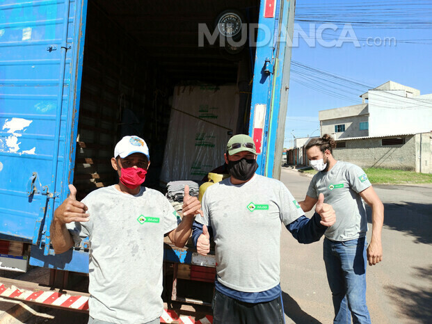 Foto da equipe durante mudança